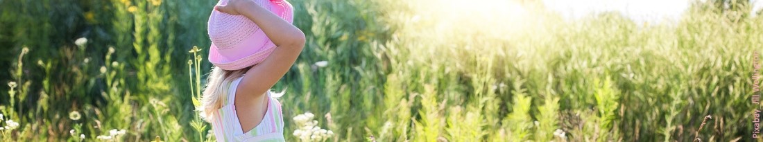 Mädchen auf Wiese mit Sonnenschein