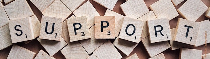 Scrabble-Buchstaben bilden das Wort "Support"